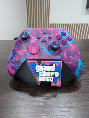 Soporte Stand Mando Control Gta Vi Xbox Series X/s Xbox One Rosa Chicle, vista 4