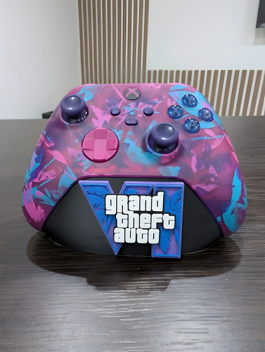 Soporte Stand Mando Control Gta Vi Xbox Series X/s Xbox One Violeta, vista 4